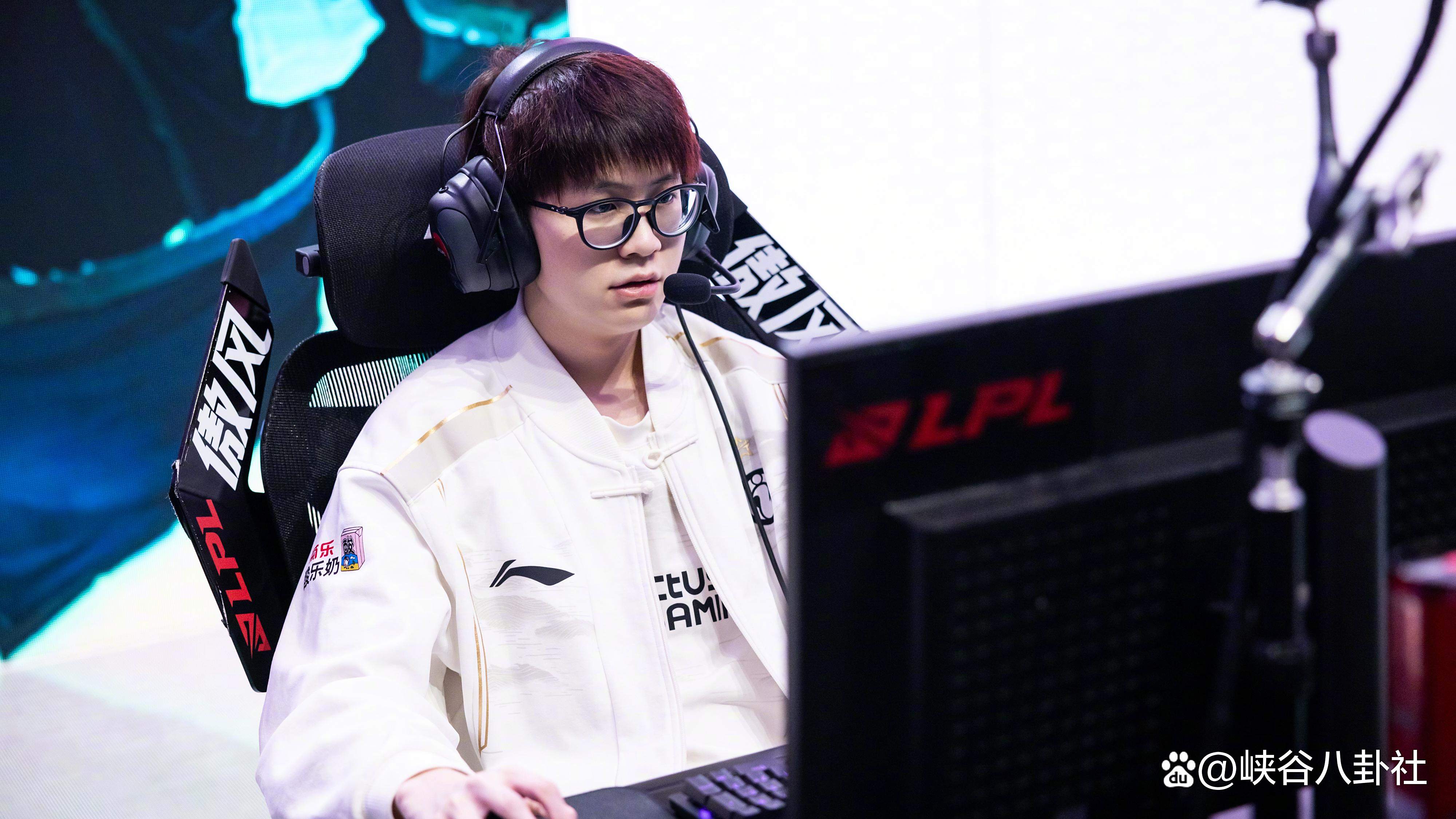 皇冠-Rookie迎来二十赛季出色发挥，西班牙队观众热烈欢呼！比赛高潮迭起-皇冠